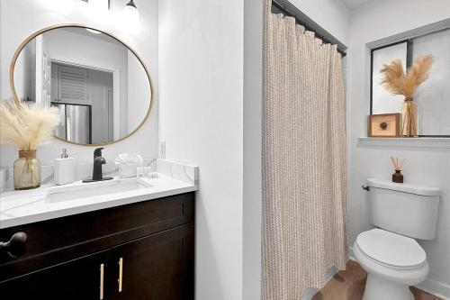 uma casa de banho com um lavatório, um WC e um espelho. em Sunset Harbor Palms 1-204 em Navarre