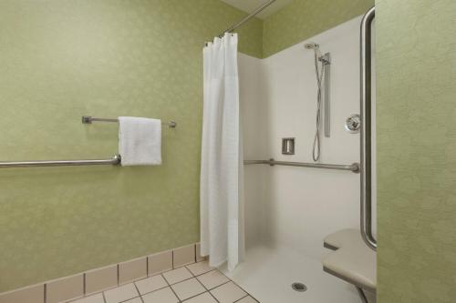 uma casa de banho com um chuveiro e um WC. em SpringHill Suites Boca Raton em Boca Raton