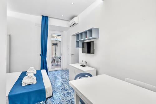 Kleines Zimmer mit 2 Betten und einem Tisch in der Unterkunft LUXE Minimal Retreat, Amalfi Coast - AirHome in Vico Equense