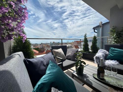 un soggiorno con divano e un tavolo sul balcone. di LEO Apartment FREE PARKING - President Palace a Bratislava