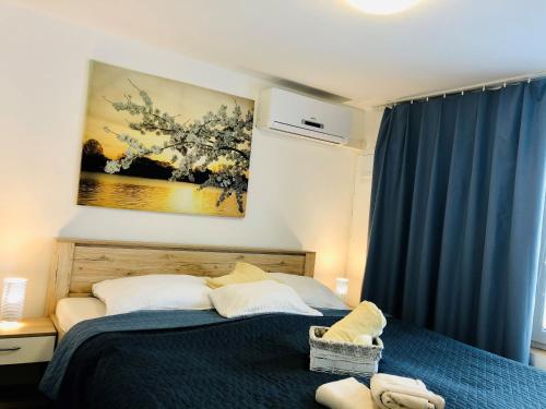 Schlafzimmer mit einem Bett mit blauer Decke in der Unterkunft Astoria Lednice in Lednice