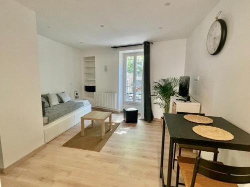 - un salon avec un canapé et une table dans l'établissement SYDEL, à Paris