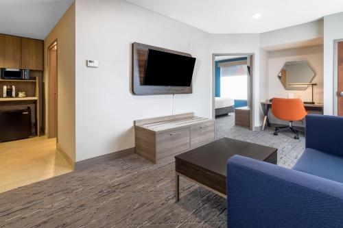 a living room with a couch and a tv at Holiday Inn Express Crystal River by IHG in Crystal River