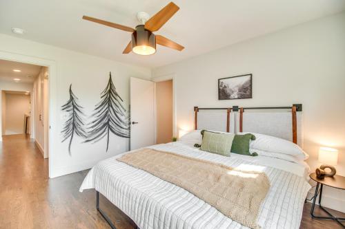 1 dormitorio con 1 cama y ventilador de techo en Fayetteville Vacation Rental Less Than 1 Mi to Town Center en Fayetteville