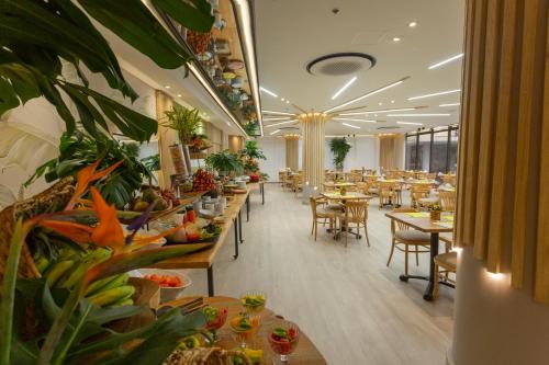 佩雷拉的住宿－索拉塔瑪酒店，一间设有桌椅的餐厅,种植了植物