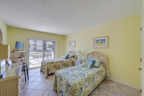 een slaapkamer met 2 bedden en een balkon bij Oceanfront Bonita Beach Condo with Pool Access! in Bonita Springs