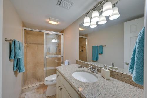 een badkamer met een wastafel, een toilet en een douche bij Oceanfront Bonita Beach Condo with Pool Access! in Bonita Springs