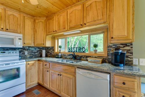 Gallery image of Skyview Retreat Cabin with Mountain Views! in Robbinsville