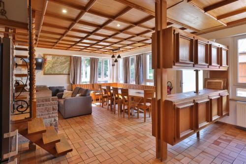 a living room with a kitchen and a dining room at Locations des 3 sommets avec Sauna et Spa en Alsace in Sondernach