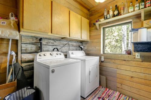 una lavatrice e asciugatrice bianche in una casetta minuscola di Historic Alpine Cabin with Scenic Mount Sopris View a Glenwood Springs