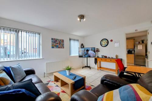 a living room with two couches and a table at Kings Lodge One Bed Apartment in Belfast