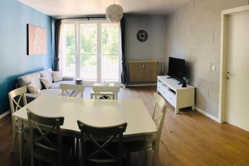 un salon avec une table et un canapé dans l'établissement Chez Manolo & Jolyne, à Givet