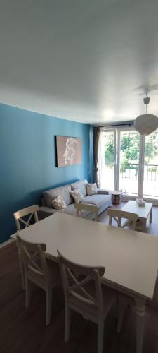 un salon avec une table et un canapé dans l'établissement Chez Manolo & Jolyne, à Givet