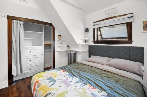 Schlafzimmer mit einem Bett und einem Fenster in der Unterkunft Rare find in Kitsilano! in Vancouver