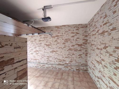 una habitación vacía con una pared de ladrillo en Casa La Alquería, en Chiclana de la Frontera