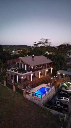 een luchtfoto van een huis met een zwembad bij VENTO TERRAL SURF STUDIOS in Imbituba
