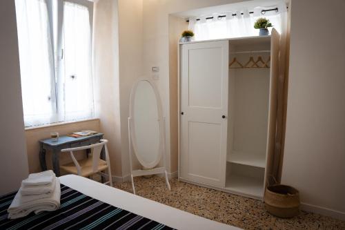 a room with a mirror and a bed at Residenza La Meridiana in Briatico