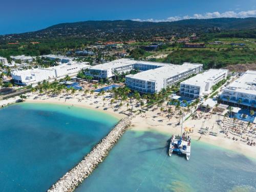 - une vue aérienne sur une plage avec un bateau dans l'eau dans l'établissement Riu Palace Jamaica - Adults Only - All Inclusive Elite Club, à Montego Bay