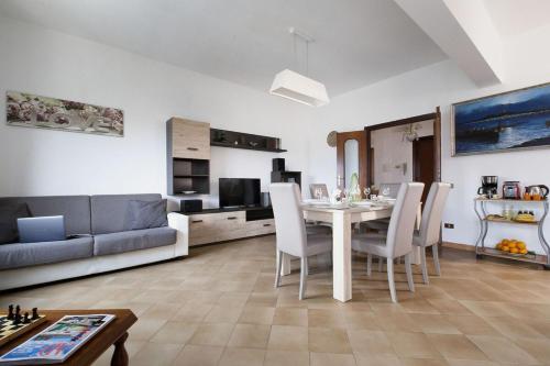 een woonkamer met een tafel en stoelen en een bank bij Appartamento D'Orazio in Sorrento