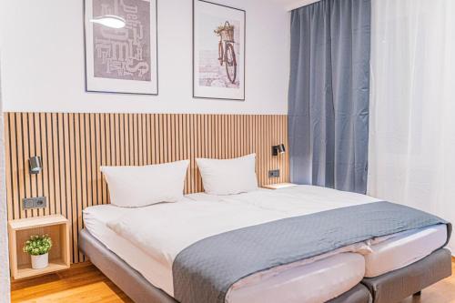 a bedroom with a large bed in a room at Hotel Solinger Hof in Solingen