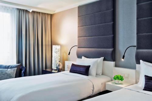 Säng eller sängar i ett rum på Renaissance Wien Hotel