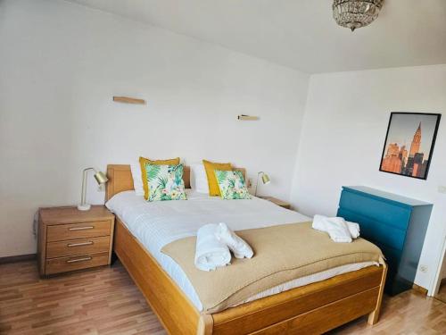een slaapkamer met een bed met twee handdoeken erop bij 3 bedrooms in belair with Terrace&Parking - 10 in Hollerich