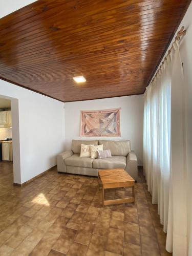 sala de estar con sofá y techo de madera en Casa 2 habitaciones en barrio céntrico en San Rafael