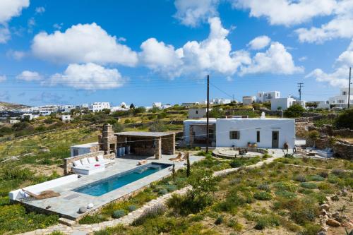eine Villa mit einem Pool auf einem Hügel in der Unterkunft Sifnos Themonies in Apollonia