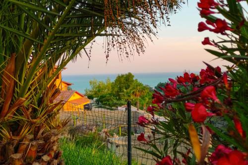 widok na ocean z ogrodu z kwiatami w obiekcie "Stella Marina" Apt - on the coast of Agrigento w mieście Porto Empedocle
