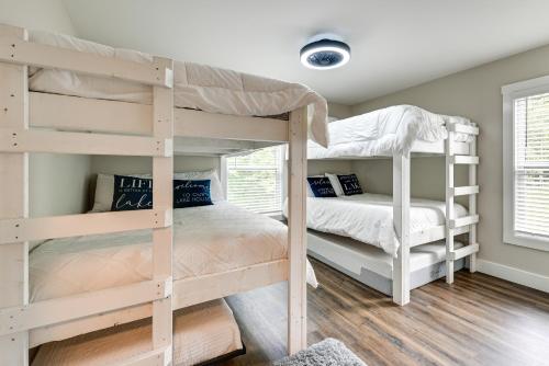 Postel nebo postele na pokoji v ubytování Luxe Kentucky Cabin Rental about 36 Mi to Mammoth Cave