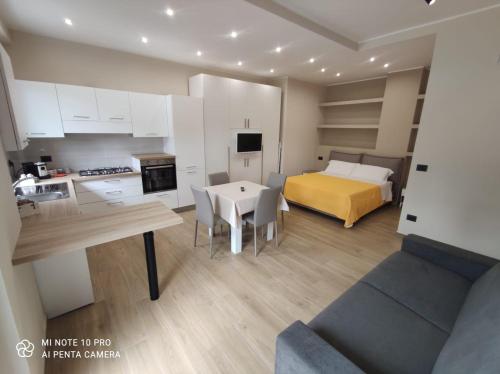 eine Küche und ein Wohnzimmer mit einem Bett und einem Tisch in der Unterkunft Giorgia House in Vibo Valentia