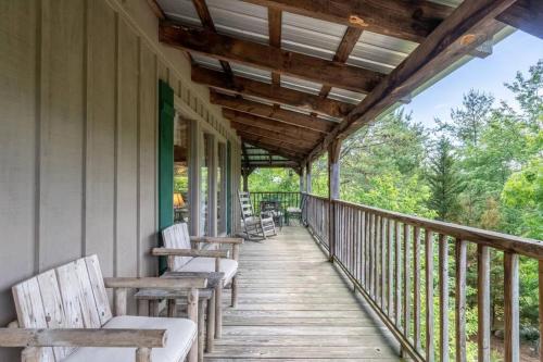 Μπαλκόνι ή βεράντα στο Mountain VIEWS! Private, Hot Tub, & Game Room.