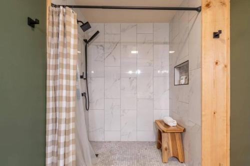 Ένα μπάνιο στο Mountain VIEWS! Private, Hot Tub, & Game Room.