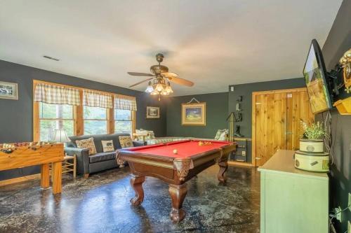 Φωτογραφία από το άλμπουμ του Mountain VIEWS! Private, Hot Tub, & Game Room. σε Sevierville