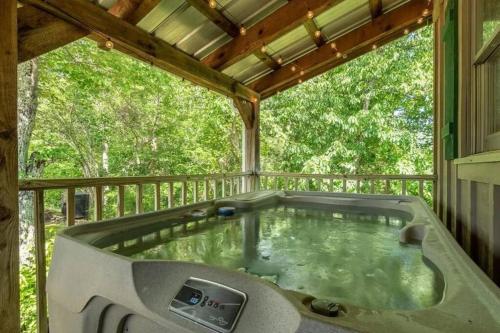 Φωτογραφία από το άλμπουμ του Mountain VIEWS! Private, Hot Tub, & Game Room. σε Sevierville