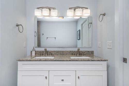 ein Badezimmer mit zwei Waschbecken und einem großen Spiegel in der Unterkunft Alla Famiglia in Oakland