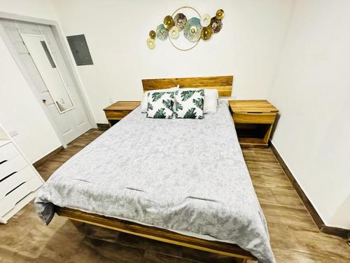 una camera da letto con un grande letto con due cuscini di Casa Colibri a Roatán