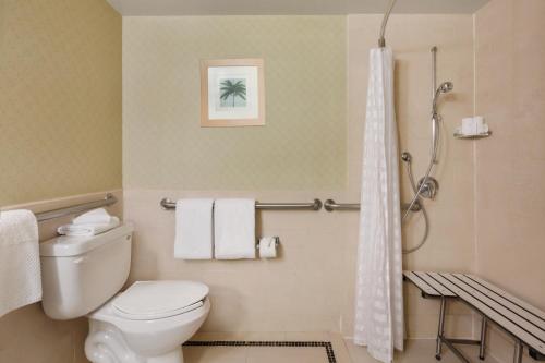 La salle de bains est pourvue d'une douche et de toilettes. dans l'établissement Embassy Suites Los Angeles Glendale, à Glendale