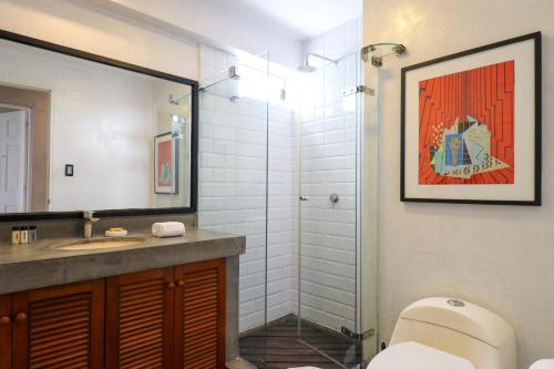 y baño con aseo, lavabo y ducha. en Industrial 3BR With OCEAN View, en Lima