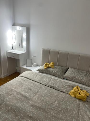 um quarto com uma cama com arcos amarelos em LAGATOR LUX em Loznica