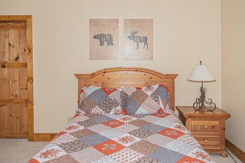 Una cama o camas en una habitación de Big Bear