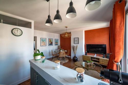 a kitchen and living room with a dining room at Pont'Au Charme - Hypercentre - B'PAM in Pont-Audemer