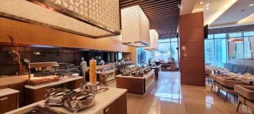 Restaurace v ubytování Radisson Blu Hotel, Greater Noida
