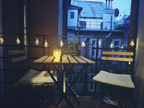 d'une table et de chaises sur un balcon éclairé. dans l'établissement B&B Dolac, à Zagreb
