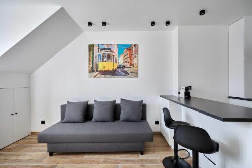 un salon avec un canapé et une table dans l'établissement Studio au coeur de Deauville, proche Place Morny, à Deauville