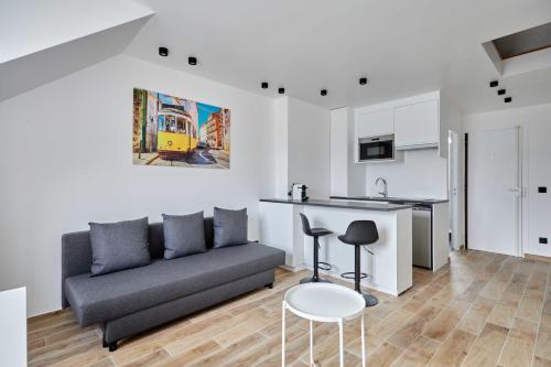 un salon avec un canapé et une cuisine dans l'établissement Studio au coeur de Deauville, proche Place Morny, à Deauville