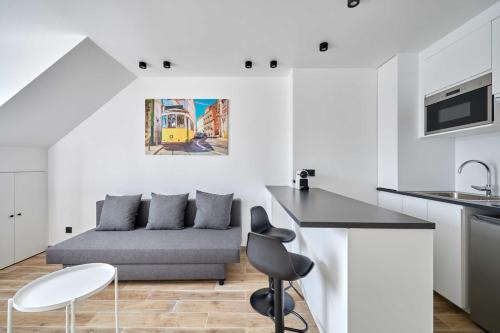 un salon avec un canapé et une cuisine dans l'établissement Studio au coeur de Deauville, proche Place Morny, à Deauville