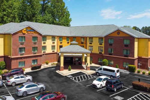 una rappresentazione di un hotel con auto parcheggiate in un parcheggio di Comfort Suites Morrow- Atlanta South a Morrow