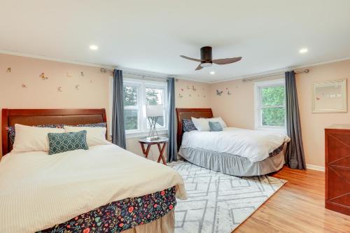 2 camas en una habitación con 2 ventanas en Pennington Home with Deck about 9 Mi to Princeton! 