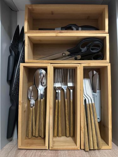 d'une armoire en bois avec des ustensiles. dans l'établissement Studio en plein cœur du centre historique !, à Nyons